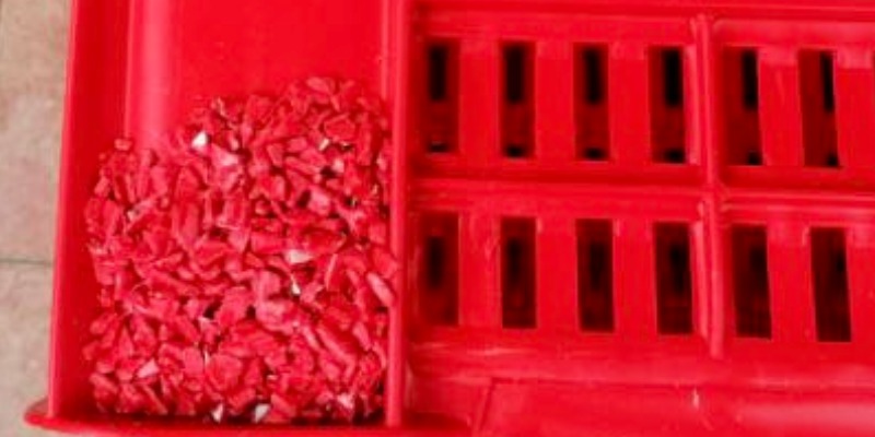 Marco Arezio - Consulente materie plastiche -  Macinato e lavato in HDPE rosso